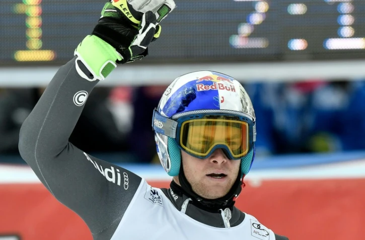 Alexis Pinturault (g) exulte après avoir remporté le slalom géant de Sölden (Autriche), le 23 octobre 2016