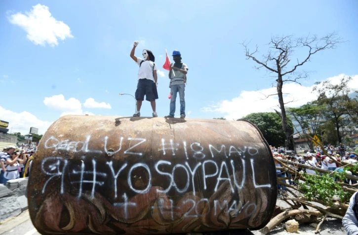 Des opposants vénézuéliens bloquent une autoroute dans l'est de Caracas, le 20 mai 2017