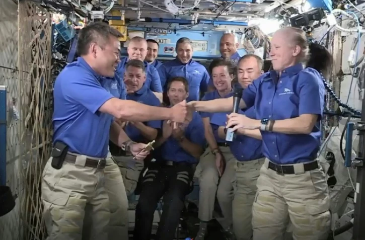 Capture d'écran de la NASA TV, qui montre la transmission du commandement de l'ISS de Shannon Walker à Akihiko Hoshide, devant le reste de l'équipe, le 27 avril 2021 