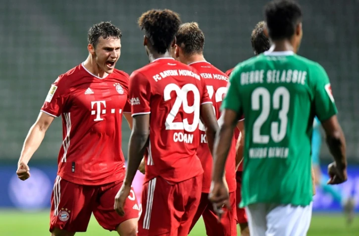 Le Français Benjamin Pavard célèbre avec des coéquipiers la victoire de leur équipe face au Werder Brême, synonyme de titre de champion d'Allemagne, le 16 juin 2020 à Brême