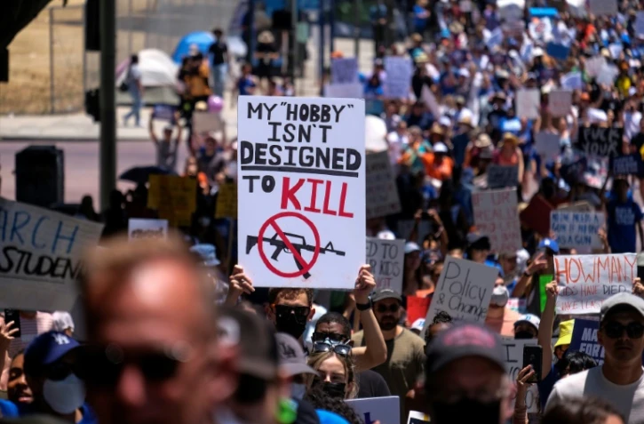 Manifestation pour un meilleur contrôle des armes à feu aux Etats-Unis, à Los Angeles, Californie, le 11 juin 2022