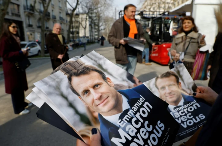 Des militants LREM distribuent des tracts pour la réélection d'Emmanuel Macron le 5 mars 2022 à Paris