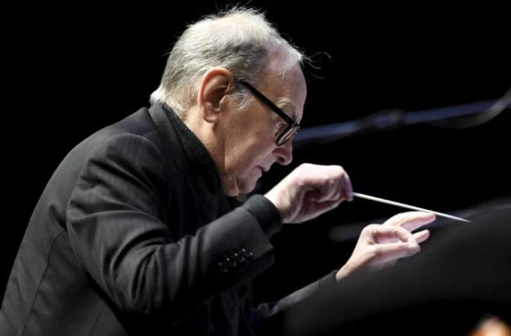 Le musicien Ennio Morricone dirige un orchestre Ă Helsinki, le 30 novembre 2016