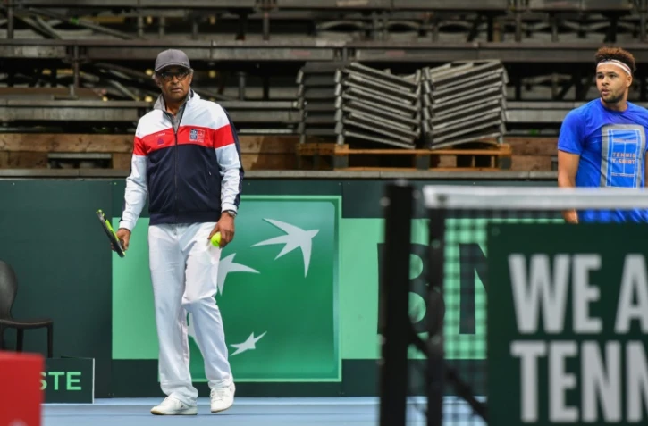 Le capitaine Yannick Noah supervise l'entraînement de ses joueurs, dont Jo-Wilfried Tsonga, le 21 novembre 2017 à Villeneuve-d'Ascq, en vue de la finale de la Coupe Davis