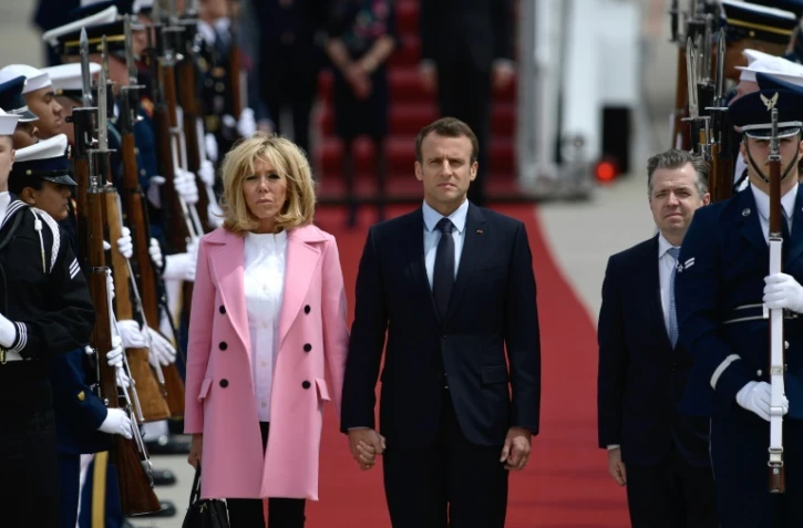 Emmanuel Macron et Brigitte Macron débarquent de l'avion présidentiel français à la Base Andrews dans le Maryland, le 23 avril 2018