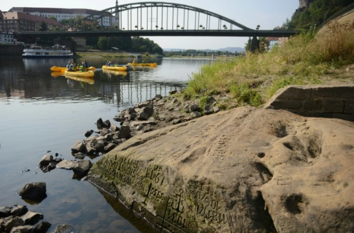 La "Pierre de famine" à Decin, en République tchèque, visible le 29 août 2018 en raison du faible niveau de l'eau de l'Elbe