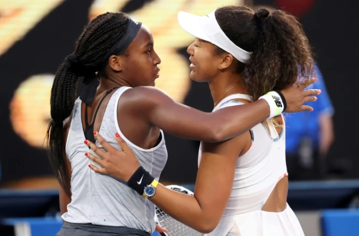 L'Américane Coco Gauff (g) congratule la Japonaise Naomi Osaka après l'avoir battu au 3e tour de l'Open d'Australie, le 24 janvier 2020 à Melbourne