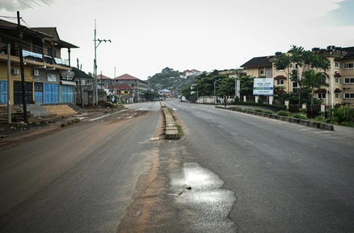 Une rue déserte de Freetown, le 26 novembre 2023 en Sierra Leone 
