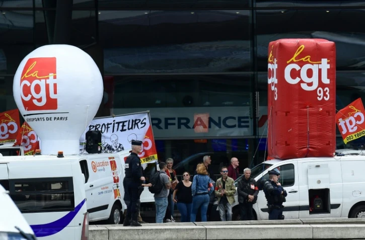 Les employés grévistes de l'aéroport Paris Charles de Gaulle rassemblés devant l'aéroport, à Roissy le 1er juillet 2022 