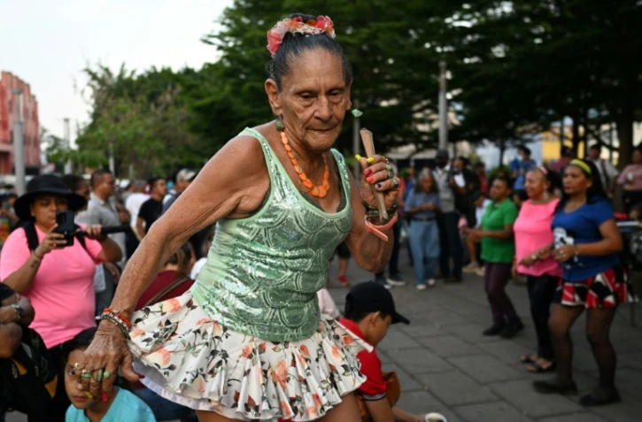 Sonia Isabel Aguilar, 75 ans, danse le 12 mai 2023 sur la place de la Liberté, à San Salvador, reconquise aux bandes criminelles