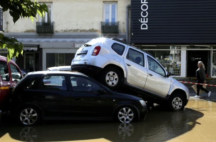 Scène dans une rue d'Ajaccio après la chute de pluies diluviennes, le 11 juin 2020