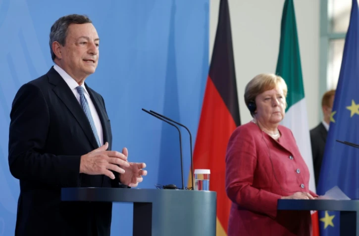 Le chef du gouvernement italien Mario Draghi, au côté de la chancelière allemande Angela Merkel, lors d'une conférence de presse, le 21 juin 2021 à Berlin