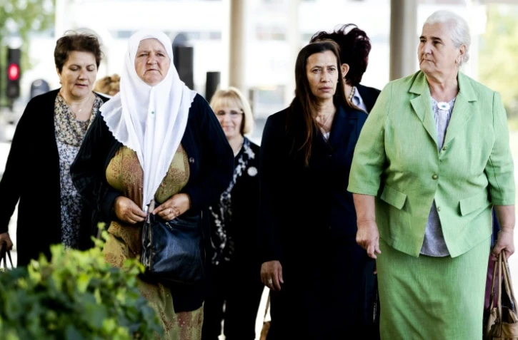 Des femmes bosniaques de l'association "les mères de Srebrenica" arrivent au tribunal de La Hague le 27 juin 2017