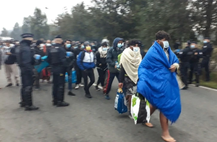 La police évacue des centaines de migrants d'un campement à Calais le 29 septembre 2020