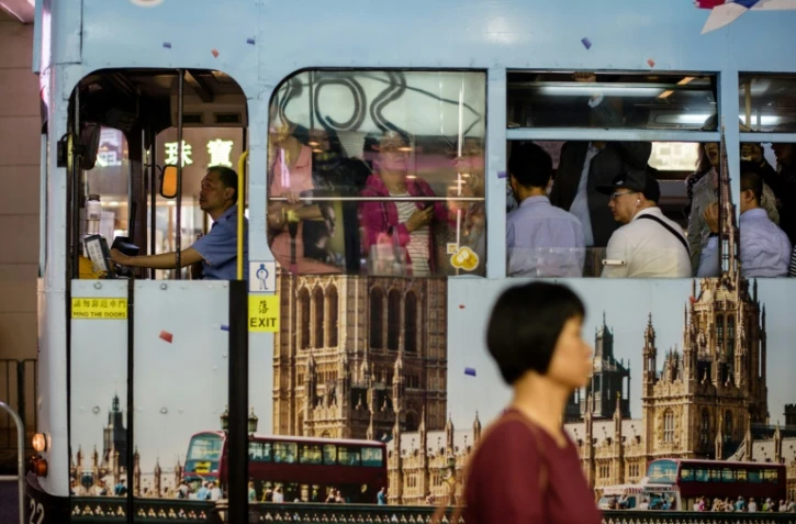 Un tramway décoré avec des photos du Parlement britannique, le 24 mai 2017 dans une rue de Hong Kong