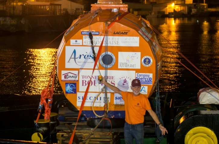 Jean-Jacques Savin à côté de son tonneau, à bord d'un remorqueur, à son arrivée à Fort-de-France, le 9 mai 2019 en Martinique