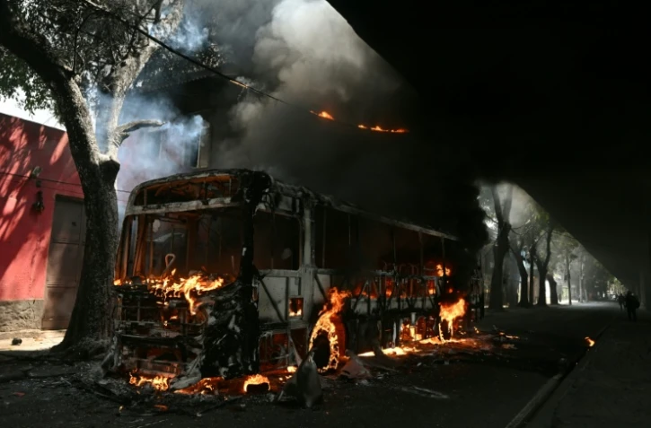 Un bus incendié vraisemblablement par des trafiquants de drogue, lors d'une opération de police à Rio de Janeiro, le 18 mars 2026 au Brésil