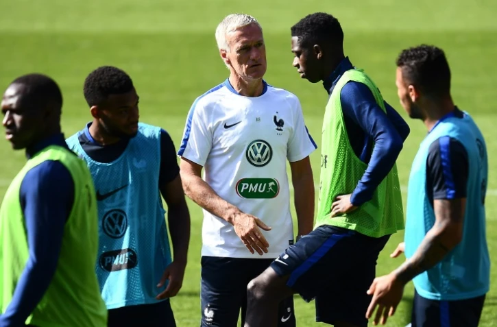 Le sélectionneur des Bleus Didier Deschamps dirige l'entraînement de son équipe au Roazhon Park, le 1er juin 2017 