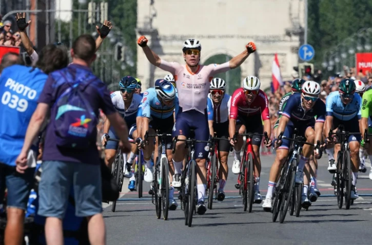 Fabio Jakobsen s'impose devant Arnaud Démare (2e à dr.) aux Championnats d'Europe à Munch, le 14 août 2022 