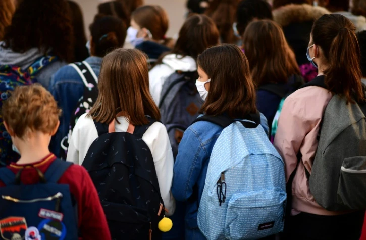 Sur cette photo d'archive prise le 01 septembre 2020, des élèves portant des masques de protection font leur rentrée au collège Françoise-Giroud à Vincennes, à l'est de Paris, sur fond d'épidémie de Covid-19