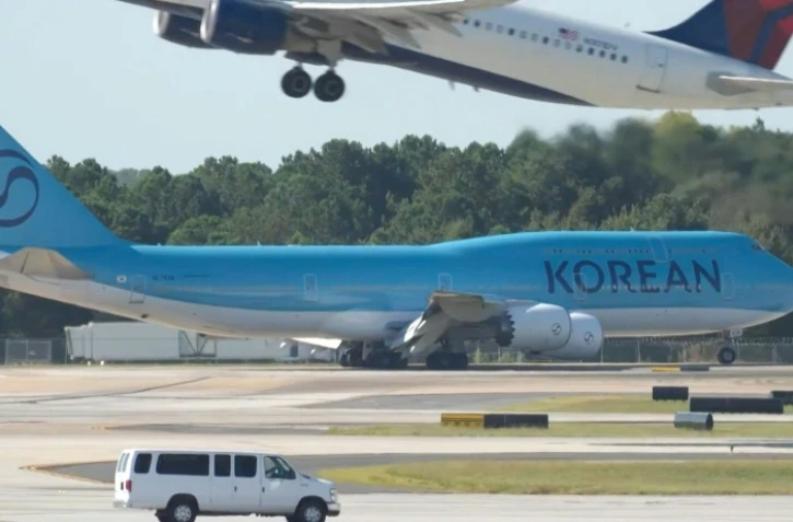 Image tirée d'une vidéo de l'AFP montrant un Boeing affrété par Korean Air, en provenance de Séoul, sur le tarmac de l'aéroport d'Atlanta, en Géorgie, le 10 septembre 2025
