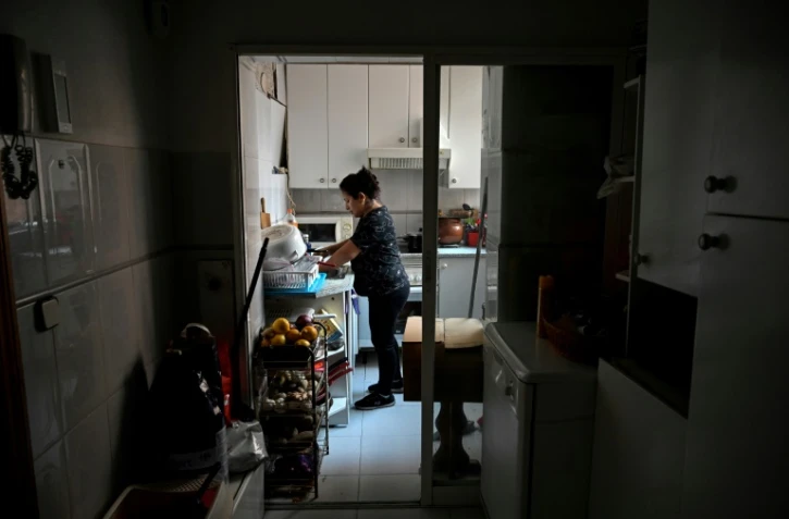 Pamela Ponce dans la cuisine de son appartement qu'elle ne peut plus chauffer en raison du prix trop élevé de l'électricité, le 26 janvier 2022 à Madrid