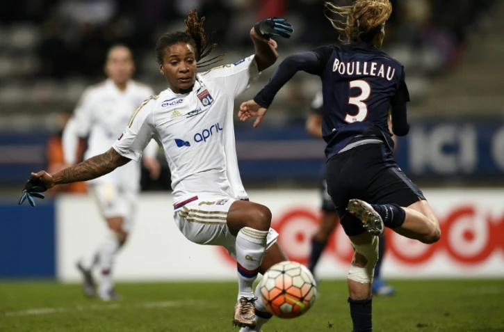 Elodie Thomis, attaquante de Lyon, et Laure Boulleau, défenseure du Paris SG, le 5 février 2016 au stade Charléty de Paris
