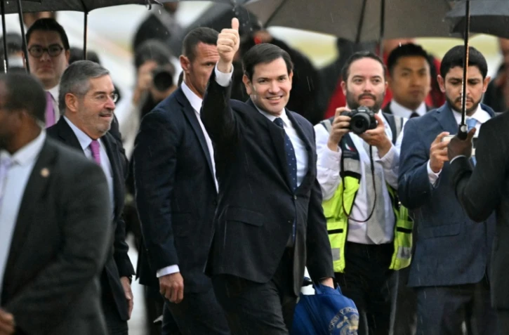 Le secrétaire d'Etat américain Marco Rubio lève le pouce à son arrivée à l'aéroport international Felipe Ángeles à Mexico le 2 septembre 2025 au début d'une visite au Mexique