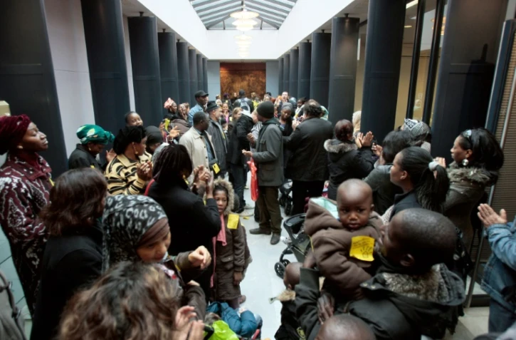 Des familles ont investi, le 30 octobre 2009, à l'appel de Droit au Logement (DAL), la chambre nationale des huissiers à Paris, avant la trêve hivernale des expulsions.