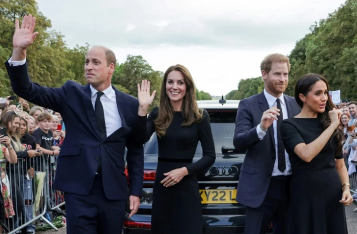 Le prince William, la princesse Catherine, le prince Harry et sa femme Meghan, duchesse de Sussex, saluent la foule au château de Windsor, le 10 septembre 2022