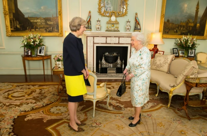 Theresa May au Buckingham Palace avec Elizabeth II avant d'être officiellement investie comme Premier ministre britannique et chargée par la reine de former le nouveau gouvernement, le 13 juillet 2016