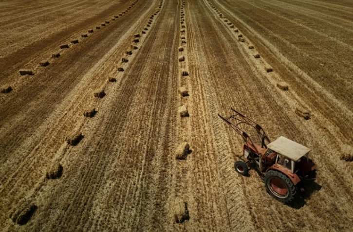Dans une nouvelle séance crispée, l'Assemblée nationale a adopté dans la nuit de lundi à mardi la loi d'urgence agricole, et la possibilité de réintroduire de manière dérogatoire certains pesticides