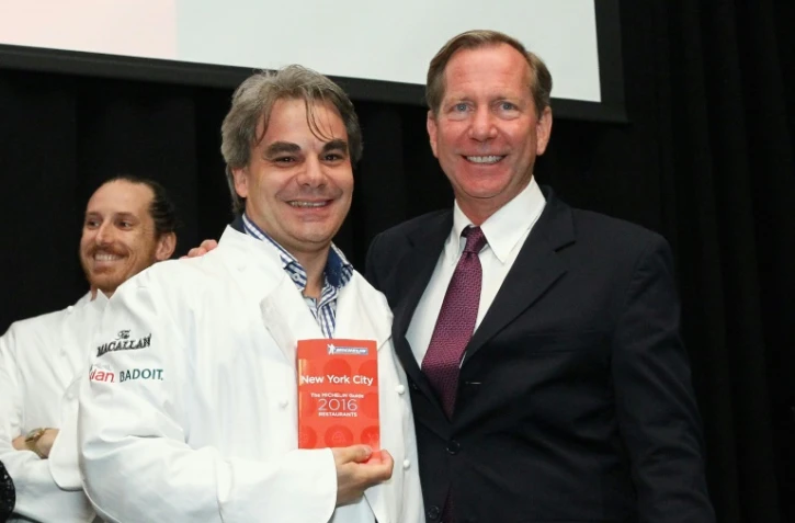 Le chef Gabriel Kreuther et le directeur international des guides Michelin, Michael Ellis, le 30 septembre 2015 à New York