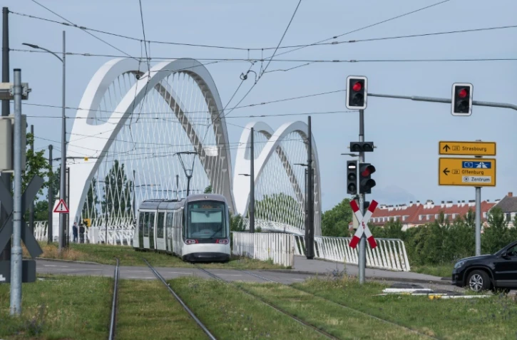 Un tramway venant de France arrive à Kehl, en Allemagne, le 15 juin 2020, avec la réouverture des frontières