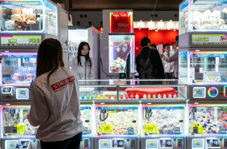 Des machines Ă pinces dans une salle d'arcade Ă Tokyo, le 14 novembre 2025