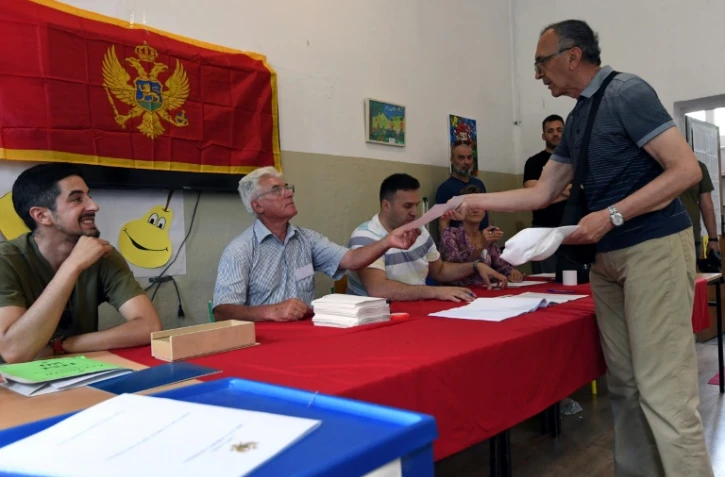 Un citoyen du Monténégro vote lors de législatives anticipées, le 11 juin 2023 à Podgorica 