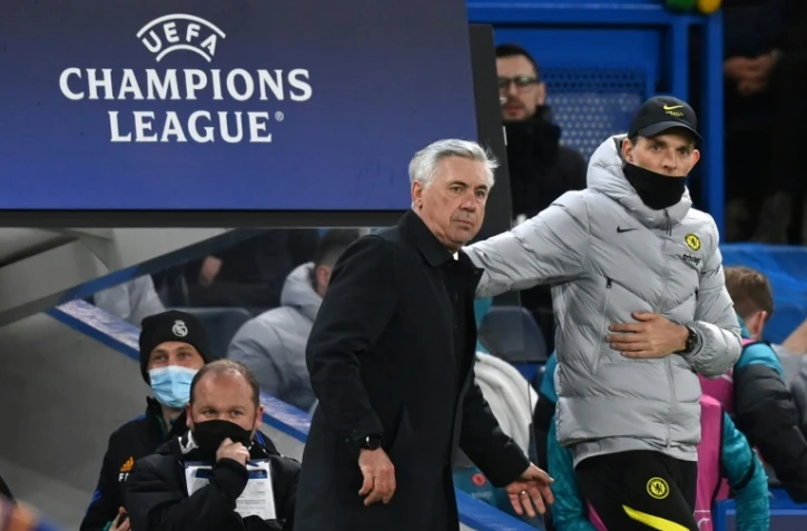L'entraîneur italien du Real Madrid Carlo Ancelotti, félicité par son homologue allemand de Chelsea Thomas Tuchel, après la victoire 3-1 en quart de finale aller de la Ligue des Champions, le 6 avril 2022 au Stade de Stamford Bridge à Londres