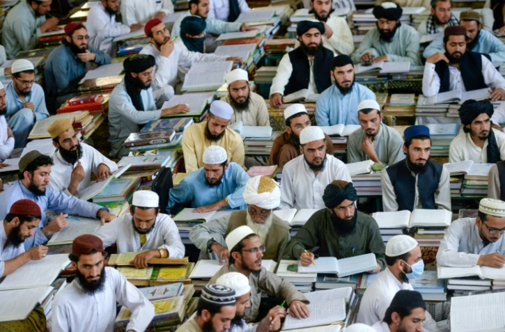 Des étudiants assistent à un cours à l'école coranique Darul Uloom Haqqania, le 19 octobre 2020 à Akora khattak, au Pakistan 