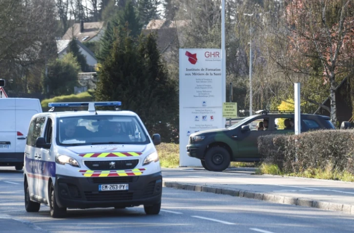 Un véhicule militaire stationne près de l'hôpital Emile-Muller à Mulhouse le 19 mars 2020, où doit être installé un hôpital militaire de campagne