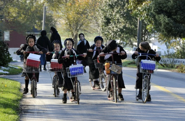 Des fillettes amish, une communauté vivant de façon simple et à l'écart de la vie moderne, à Leola, en Pennsylvanie, le 1er novembre 2011