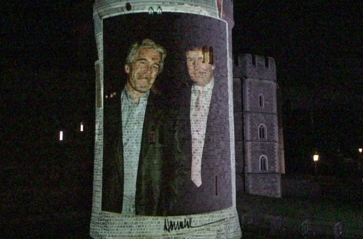Une photographie de Donald Trump et Jeffrey Epstein projetée le 17 septembre 2025 sur les murs du château de Windsor, au Royaume-Uni, par le groupe de militants Led By Donkeys, en marge de la visite d'Etat du président américain à Londres
