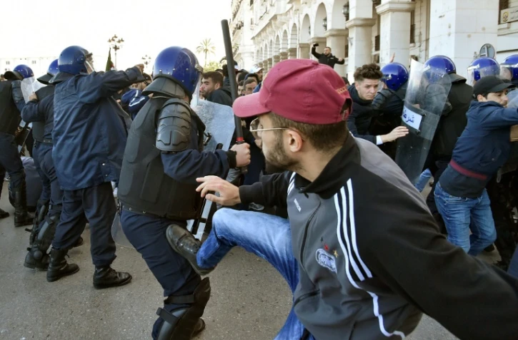 Heurts entre manifestants et forces de l'ordre lors d'un rassemblement contre un 5e mandat du président Abdelaziz Bouteflika, le 22 février 2019 à Alger