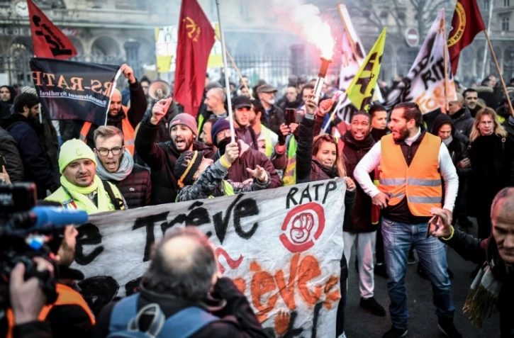 Des agents de la RATP manifestent près de la Gare de l'Est, le 26 décembre 2019 à Paris, au 22e jour de grève contre la réforme des retraites