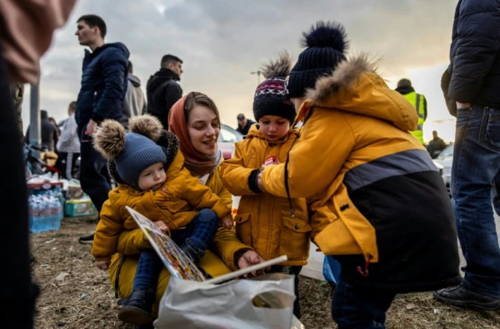 Des réfugiés Ukrainiens arrivent à Medyka, à la frontière polonaise, le 26 février 2022
