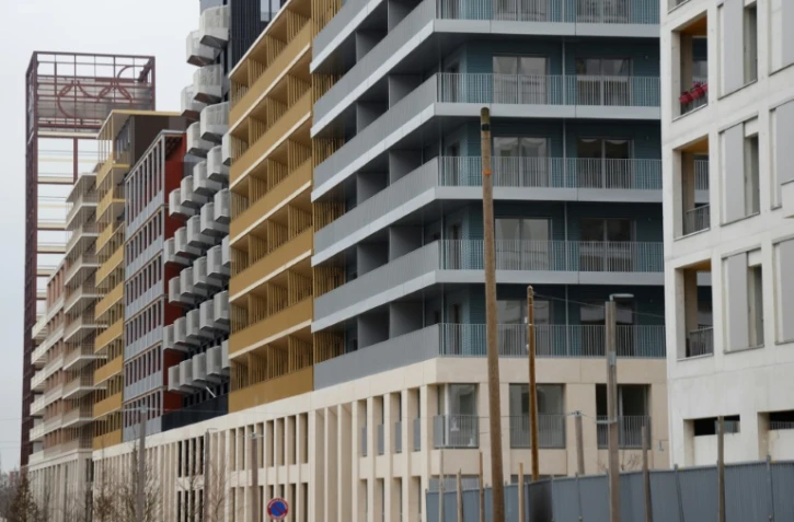 Les nouveaux bâtiments du village olympique à Saint-Denis près de Paris, inaugurés le 29 février 2024, recourent à l'utilisation de matériaux biosourcés comme le bois afin de servir de modèle sur la réduction de l'empreinte écologique de la construction