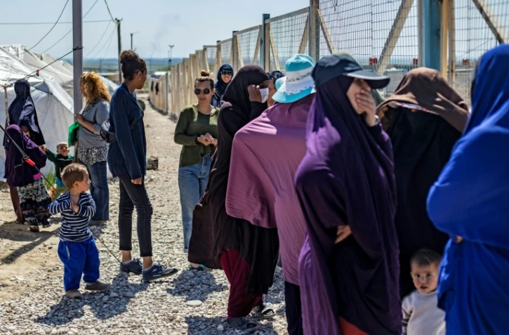 Des femmes, épouses de combattants présumés du groupe État islamique (EI), au camp Al-Roj, où sont détenus des proches de membres présumés de l'EI, le 28 mars 2021 dans la province de Hassakah, au nord-est de la Syrie