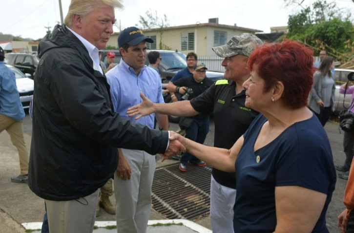 Donald Trump rencontre des sinistrés de l'ouragan Maria à Guaynabo, le 3 octobre 2017 à Porto Rico