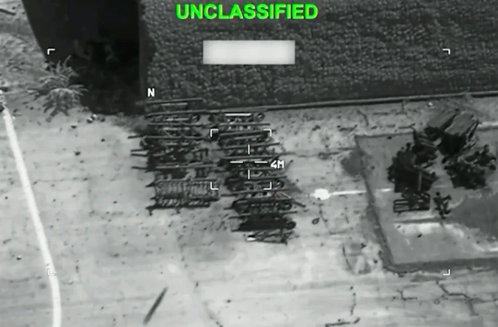 Cette capture d'écran prise le 22 juillet 2026 depuis une vidéo fournie par le Central Command (CENTCOM) américain le 21 juillet 2026 montre les Etats-Unis lançant des frappes de précision sur des cibles militaires iraniennes, selon l'armée.