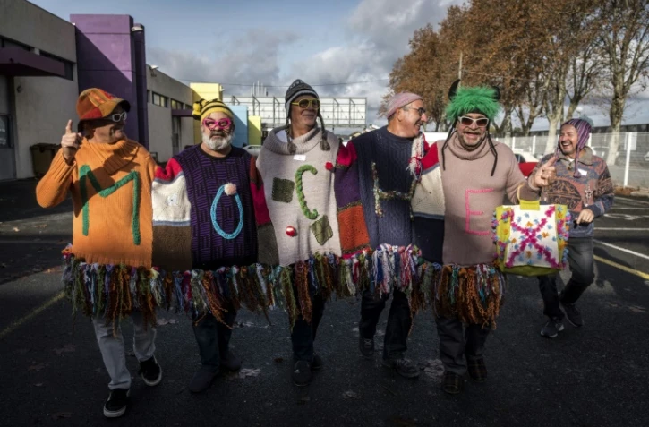Les ZZZigautos posant au championnat du "pull moche" le 1er décembre 2018 à Albi