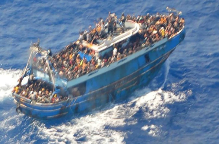 Image diffusée par les garde-côtes grecs le 14 juin 2023 d'une vue aérienne prise depuis un hélicoptère de sauvetage d'un bateau de migrants au large de la péninsule du Péloponnèse, le 13 juin 2023
